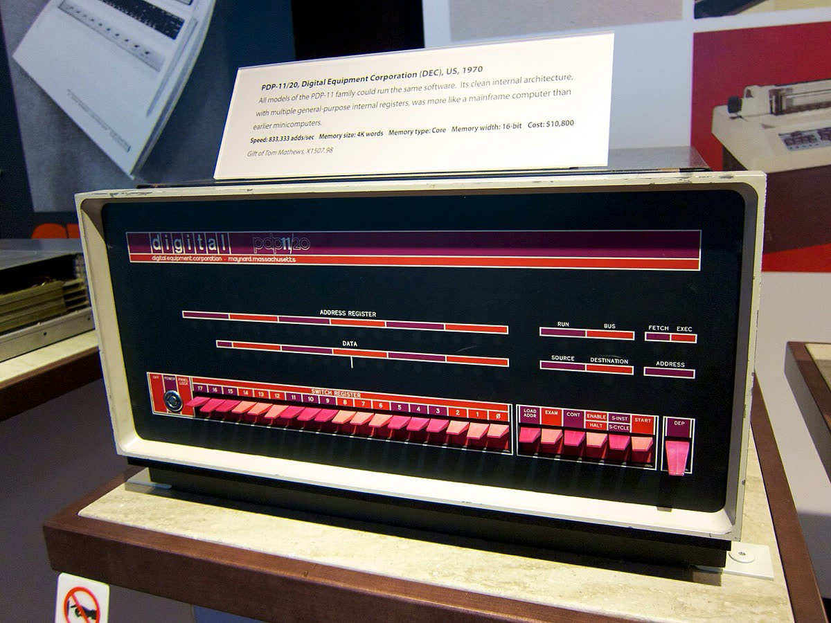 컴퓨터 역사 박물관에 전시된 DEC PDP-11/20 과 1970년 당시의 안내판